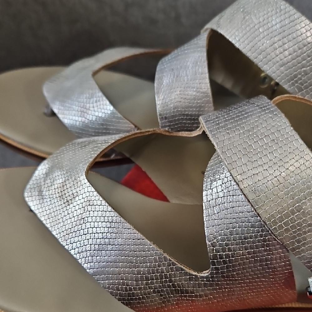 Donald J. Pliner Metallic Silver Lizard Print Crisscross Toe-Post Sandals New - Picture 10 of 12